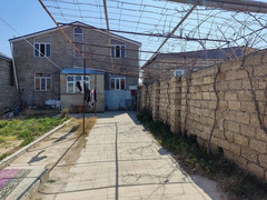 Bine Atciliq qesebesi Abu marketin yaninda 2 mertebeli 7 otaq. Satilir 75 000 Manat