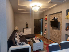 4 otaqlı, əla təmirli, leninqrad proyektli, çıxarışlı kupçalı, əşyaları ilə birlikdə Satilir
