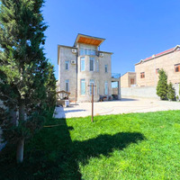 Şüvəlan qəsəbəsi, Şimal Dres-de 7.5 sot torpaq 2 mərtəbə+mansardı olan bağ evi satılır.