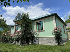 Qəbələdə qəbələndə 5 dəqiqəlik məsafədə (1,5km) yerləşən günlük kirayə ev verilir.