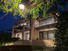 Şüvəlanda Polis akademiyasının yaxınlığında EKSKLÜZİV BAĞ EVİ SATILIR
