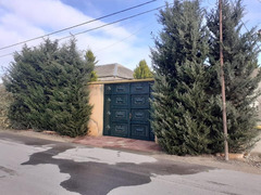 Buzovna qəsəbəsində 3 sotun içində gözəl həyət evi satılır.