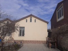Mərdəkan qəsəbəsində əsas yoldan 600 metr məsafədə 5 sotun içində 4 otaqlı həyət evi satılır.