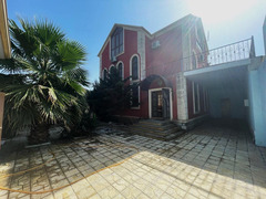 Buzovna” yolunda, 3 sotun icində yerləşən ümumi 310kv  3 mərtəbəli  5 otaqlı Villa satılır.