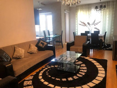 Qış Parkı,Ş.Əzizbəyov küç.2 otaqlı studiya tipli 80m2 əla təmirli, mebelli Mənzil satılır,