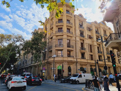 Продаю 3-х комнатную квартиру  В самом центре города  По улице Узеир Гаджибекова  Продаю 3-х комнатн